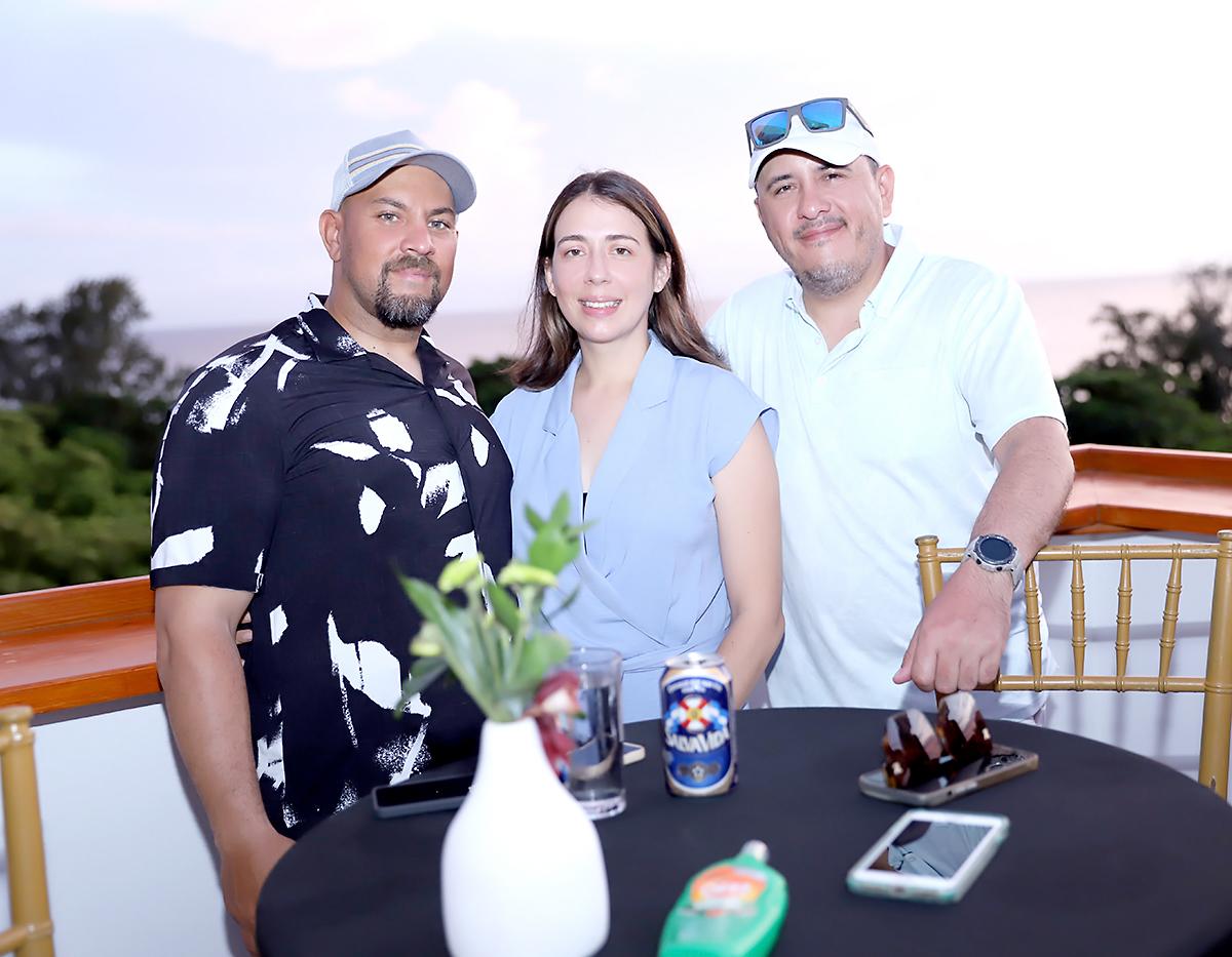 Karim Godoy, Melissa Sequeiros y Francisco Cruz.