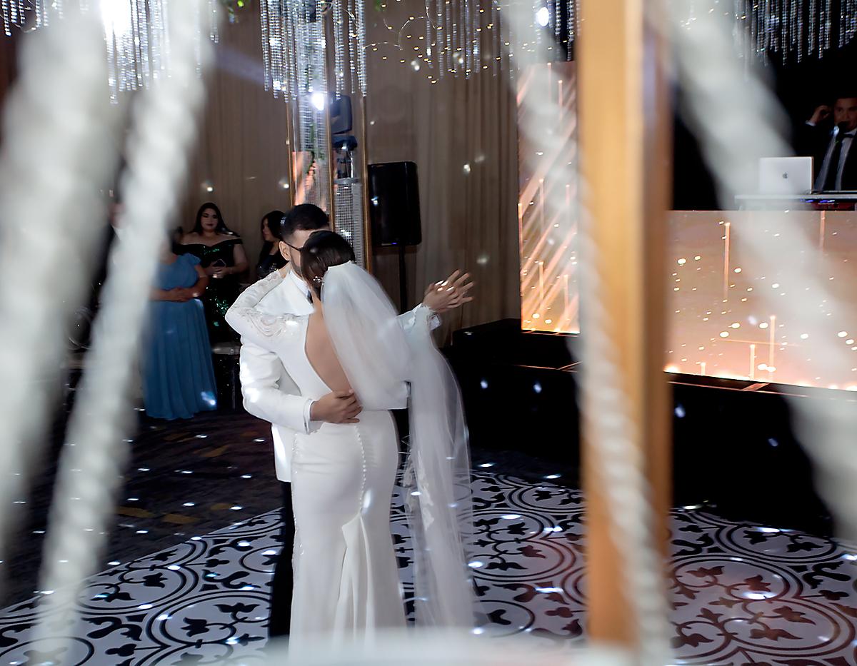 Los recién casados al hacer su ingreso a la al salón y realizar su primer baile como esposos