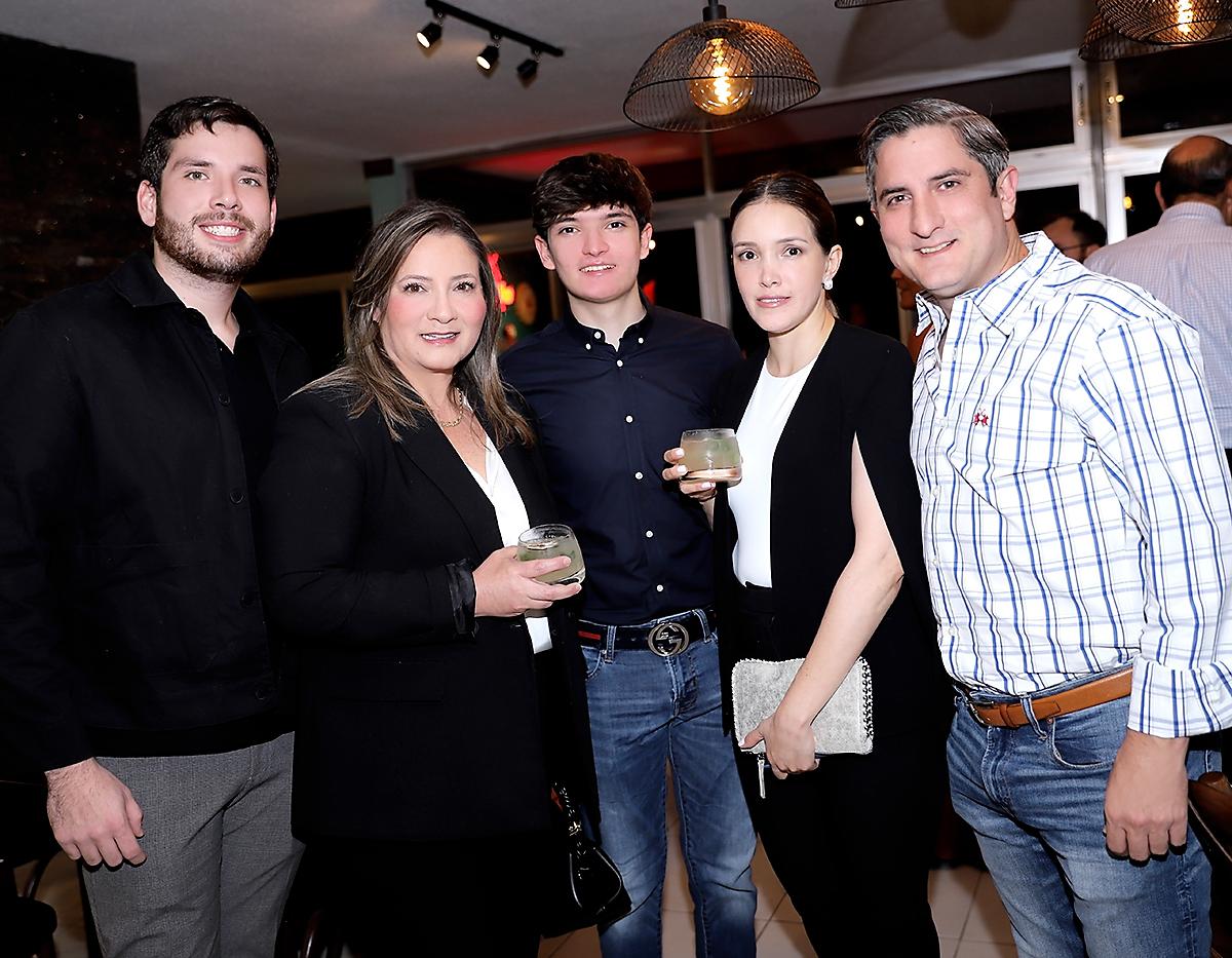 Héctor García, Karla Vigil, Rafael Vigil, Martha Acosta y Rafael Vigil