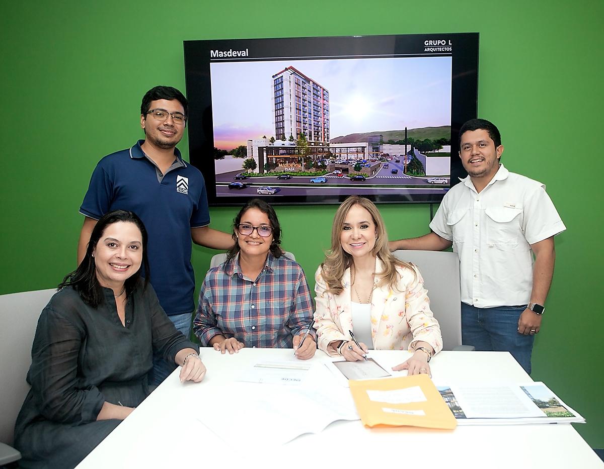 Claudia McNab, Pamela Amaya, Laura Blanco y Fabián Marín