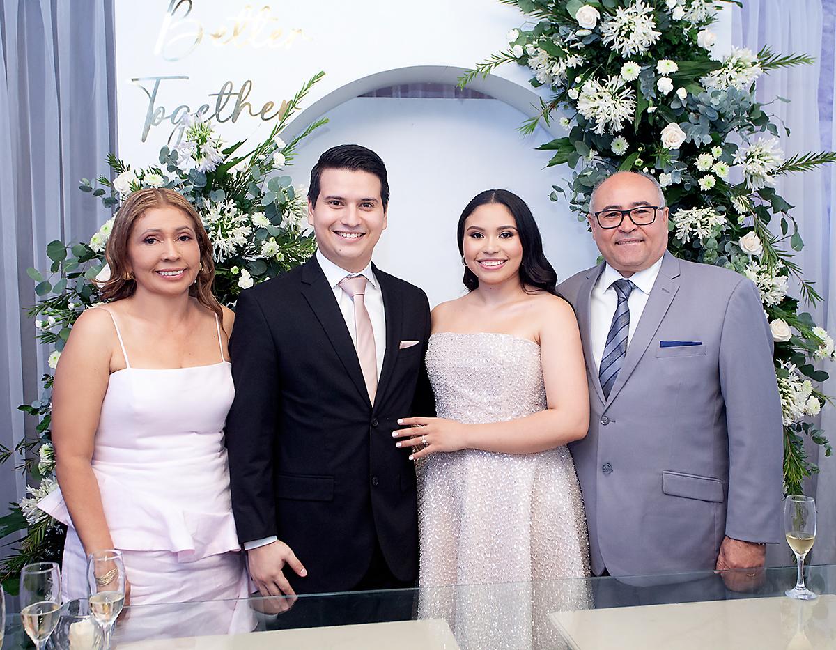 los recién casados Neptali Pineda y María José Fuentes y Marco Tulio Fuentes.