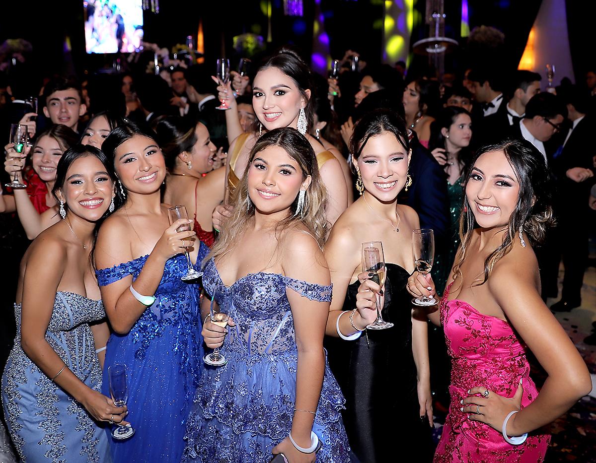 Un ambiente elegante y moderno fue escenario de la vibrante prom de los seniors 2024 de Macris School, quienes compartieron una de las noches más memorables de sus vidas. El event planner Elvin Contreras recreó una atmósfera sofisticada, con efectos de luces y una pista donde la diversión se extendió hasta el alba. 