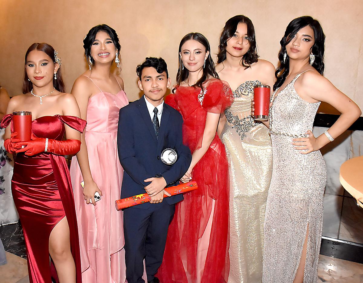 Wendy Fúnez, Ángela Ávalos, Víctor Mejía, Nathaly Trejo, Andrea Velásquez y Laura Rodríguez
