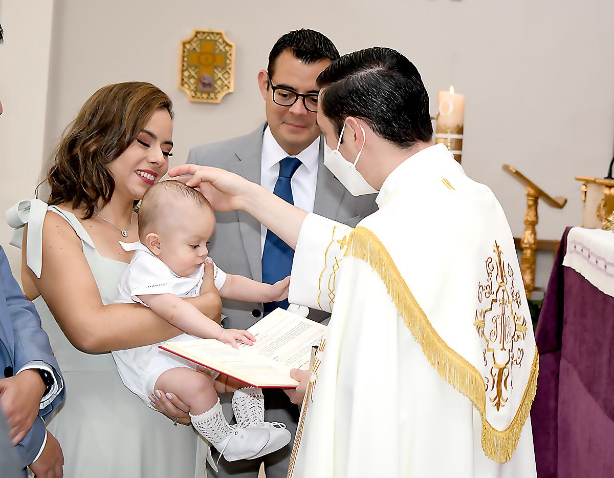 Fue el sacerdote Alberto Enamorado quien le impuso la señal de la cruz sobre la frente del bautizado al igual que los padres y padrinos, es un gesto que expresa la vinculación de Cristo a la comunidad cristiana. 