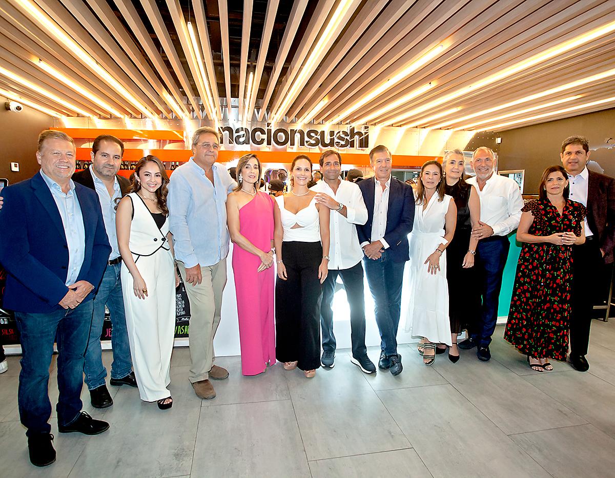 Donald Swendener, André y Marcela Nasrala, Harry y Susu Panting, Marixenia Paniza, Milton Reyes, Roberto Fasquelle, Adriana Kudo, Ivonne y Ernesto Icaza con Verónica y Martín Chicas. Nacionsuchi-27.- Donald Swendener, André y Marcela Nasrala, Harry y Susy Panting, Marixenia Paniza, Milton Reyes, Roberto Fasquelle, Adriana Kudo, Ivonne y Ernesto Icaza