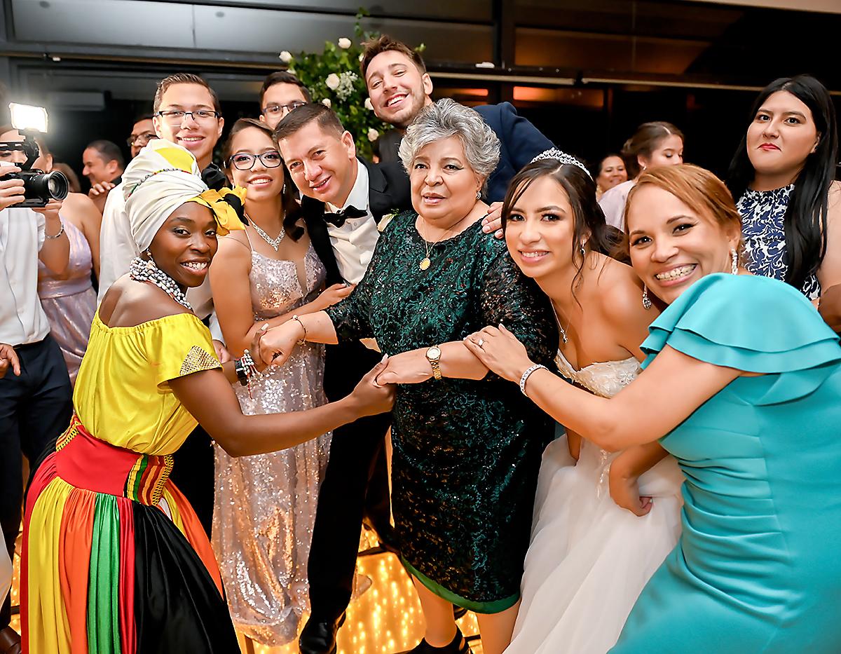 La fiesta nupcial se celebró en el restaurante La Cumbre, donde la diversión perduró toda la noche, con música de moda y un alegre espectáculo de Chepe Show