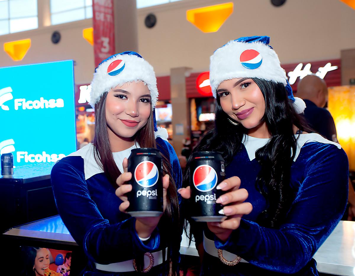 El producto de Pepsi fue mostrado por las colaboradoras de la marca.