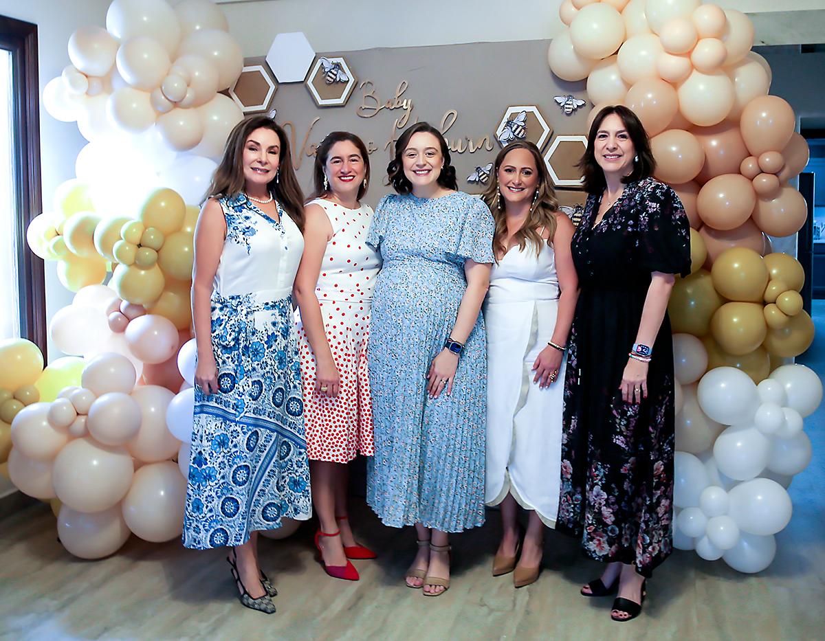 Marisol Membreño y Caterina Torres con la homenajeada Arabella Hepburn, Bianka Membreño y Arabella Hepburn.