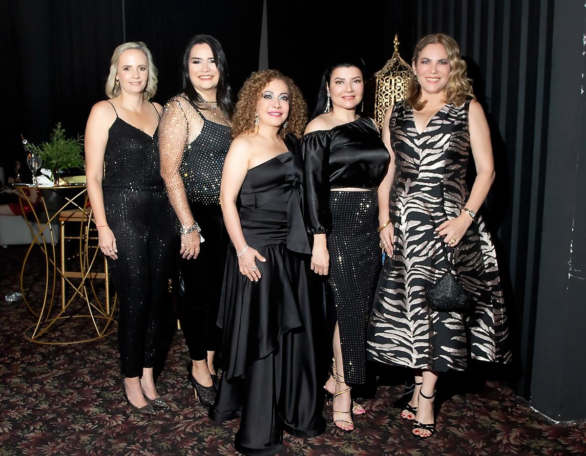 Claudia Cálix, Ninneth Blanco, Paty Schloesser, Luisa Lemus y Jessica Lara-Cálix.