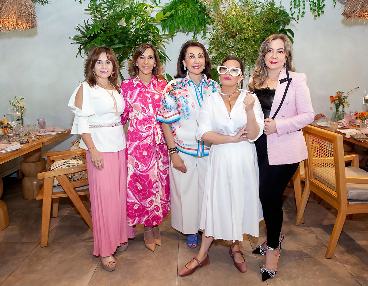 Elena Faraj, Diana Larach, Carolina Canahuati, Blanca Bendeck y Nelsy Bográn.