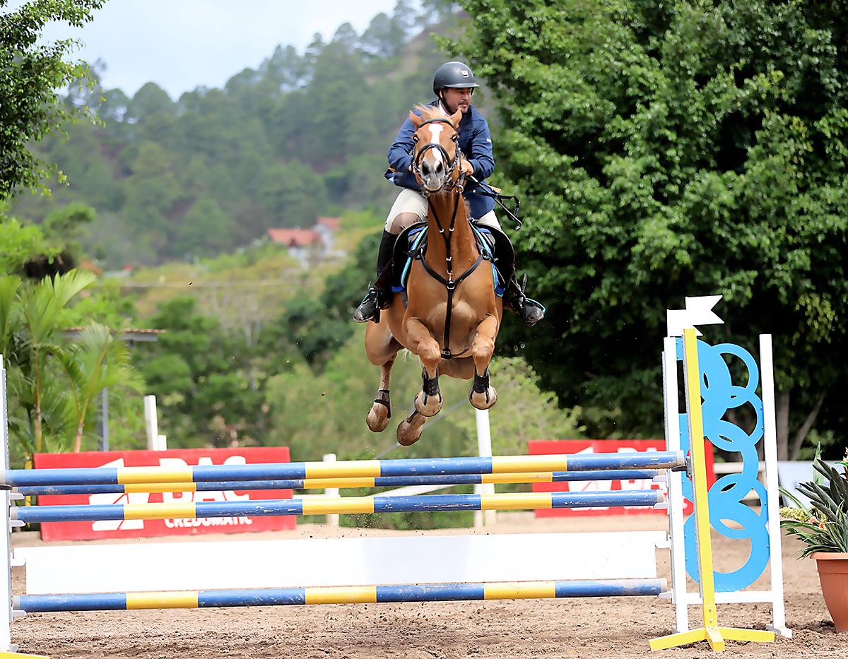 Jinetes y amazonas de Honduras participaron de dos días de competencia en Club Ecuestre <i>la Herradura</i>, durante la Copa BAC Credomatic. 