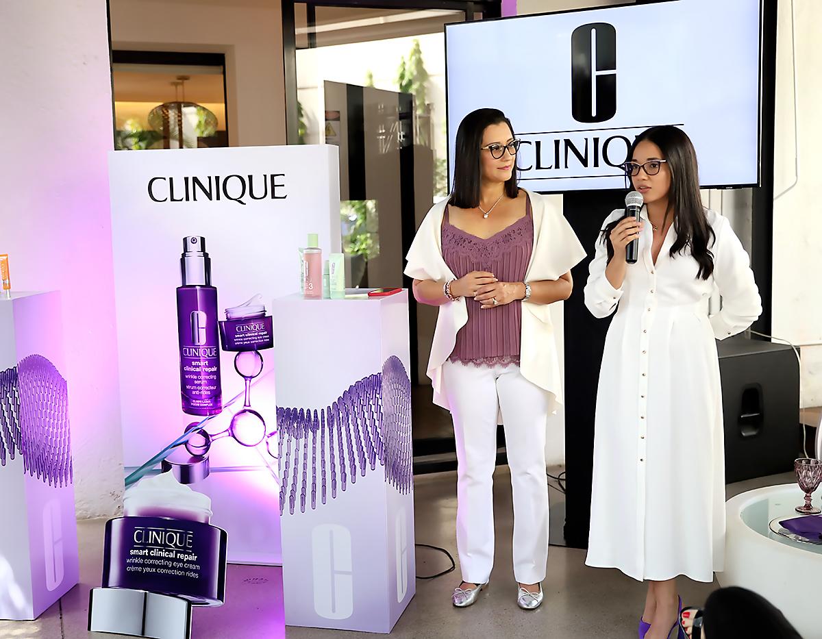 Marisol de Pierrefeu y Waldina Elvir ofrecieron la bienvenida a los invitados al brunch en el que se hizo énfasis en los logros cosméticos de Clinique, línea lanzada en 1968 y que pronto popularizó a nivel global su Sistema de 3 Pasos (jabón facial para la limpieza de la piel, loción clarificante para exfoliar las células muertas y crema hidratante para nutrir y equilibrar la piel). 