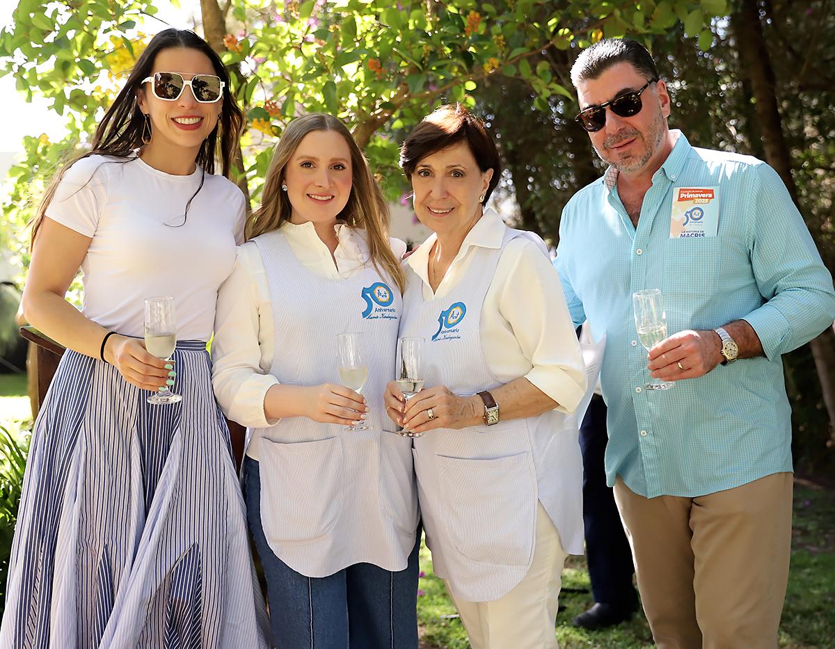 Ana Rocío Merriam-Peabody con Monique, Mónica y Alex Weddle