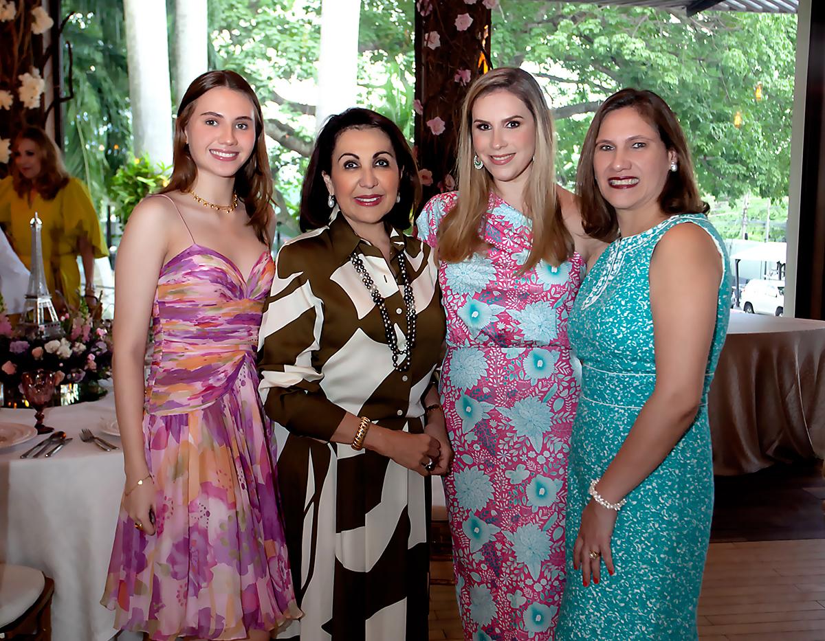 Elenita Handal, Carolina Canahuati, Zobeida Alemán y Elena Handal.