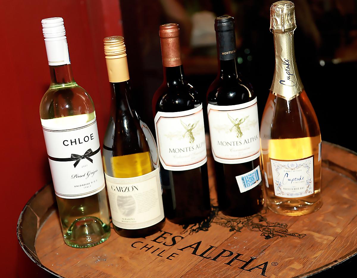 Y por supuesto el Chloé Sauvignon Blanc que cuenta con notas frescas de maracuyá, cítricos maduros y un toque de hierba recién cortada, realzadas por un fondo de elegante mineralidad. Su acidez equilibrada y su final brillante y refrescante brindan una tentadora sinfonía de sabores, elevando la experiencia de beber vino a nuevas alturas extraordinarias