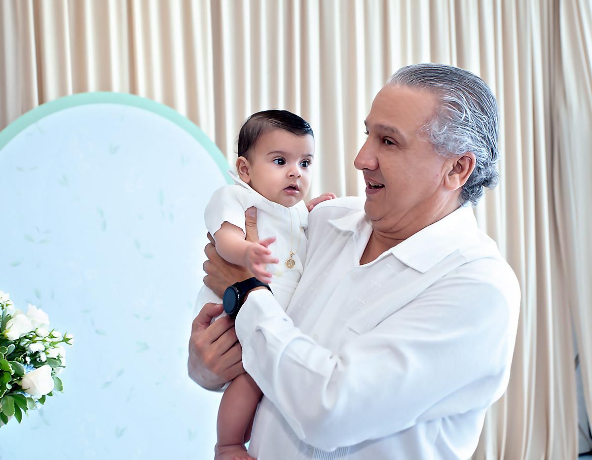 Sebastián Zelaya con su abuelo Roberto Flores Gómez.