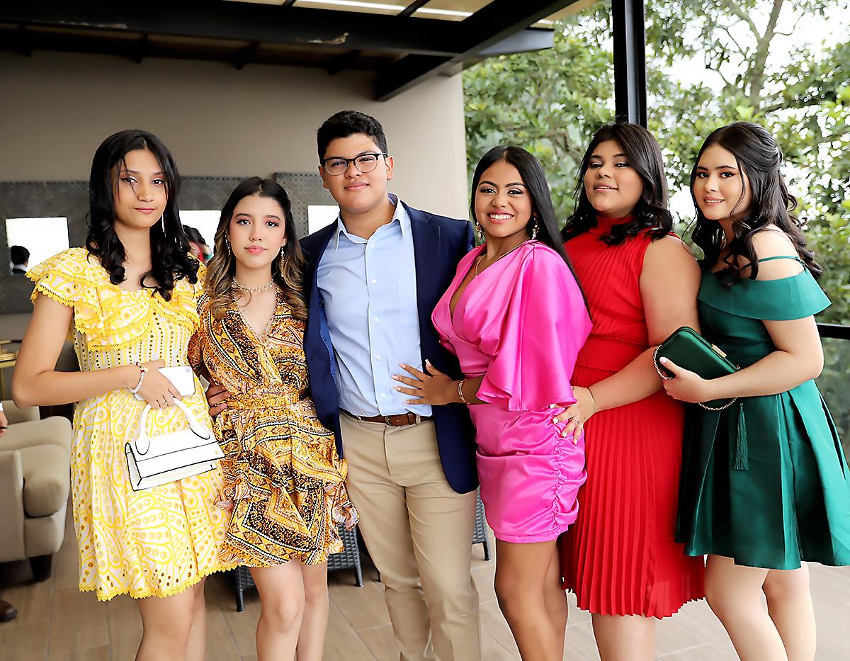 Annette Carías, Danna Díaz, Carlos Banegas, Staecy Padilla, Linda Rodríguez y Sofía Castillo