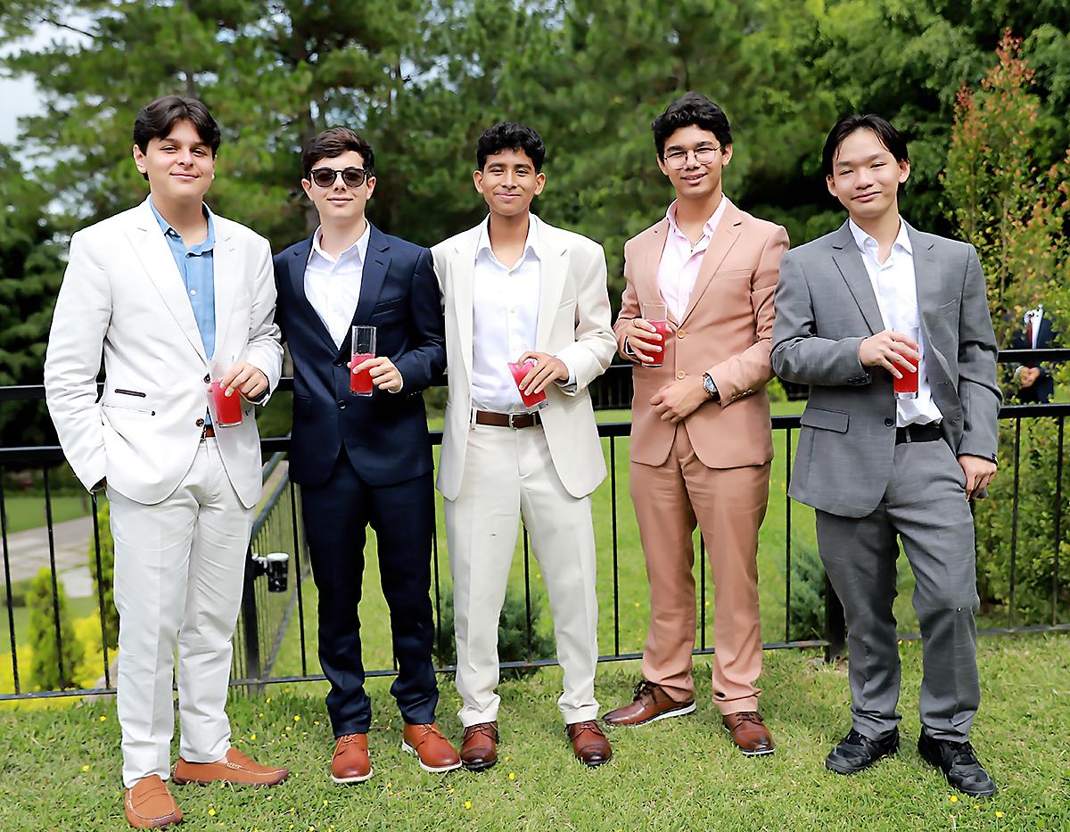 Kelvin Aguirre, Diego Zelaya, Anthoni Díaz, Justin Galo y Keneth Yan.