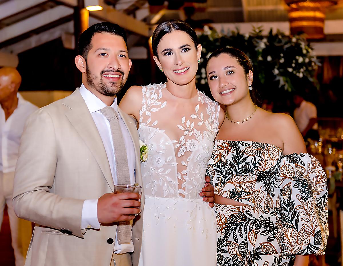 Daniel Velásquez y Stephanie Marsan con Marisela Oberholzer.