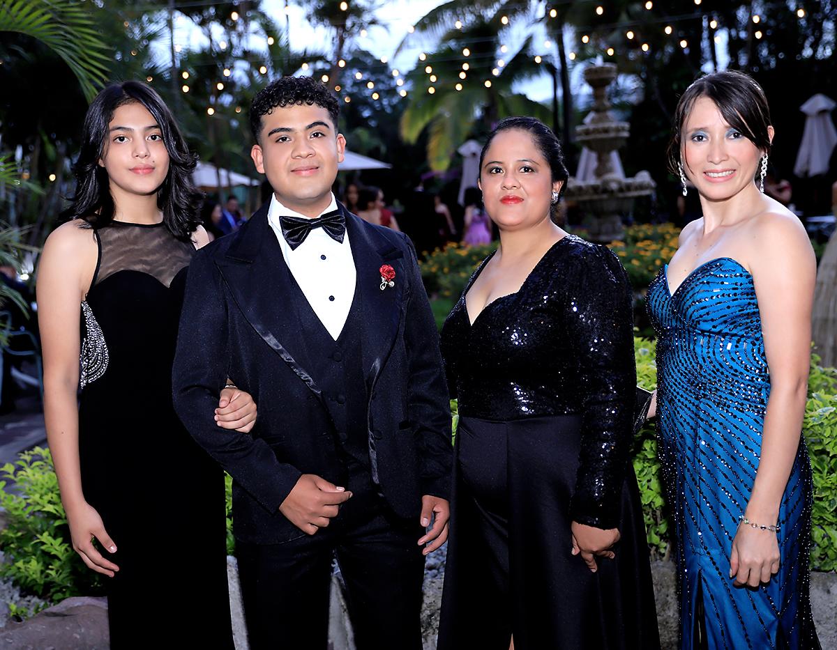 Invitados a la prom 2025 de la International School of Tegucigalpa