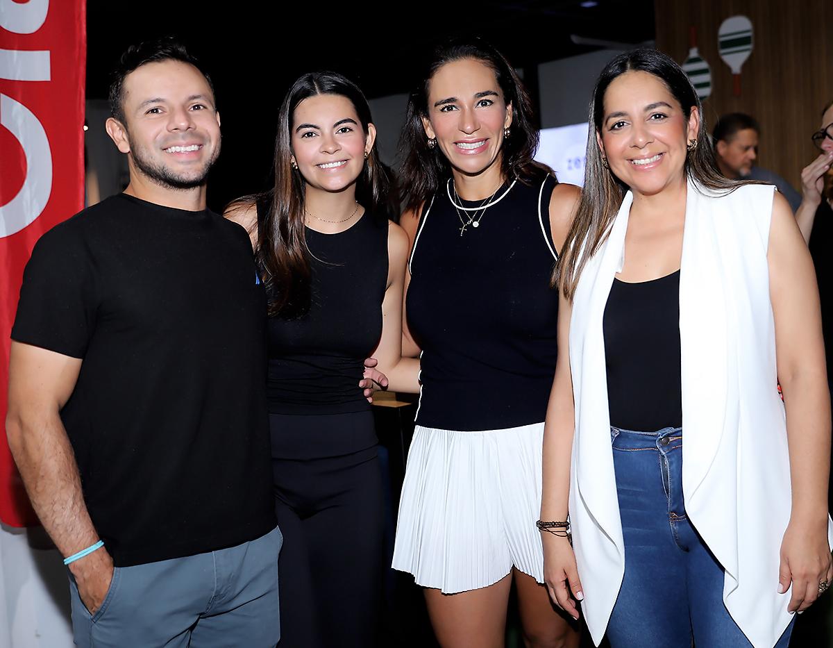 Herbert Orellana, Camila Acosta y Alejandra de Acosta.