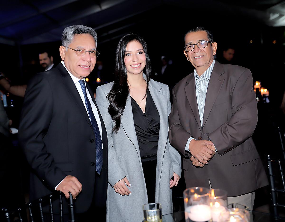 Omar Zúniga con Marget y Javier Hernández.