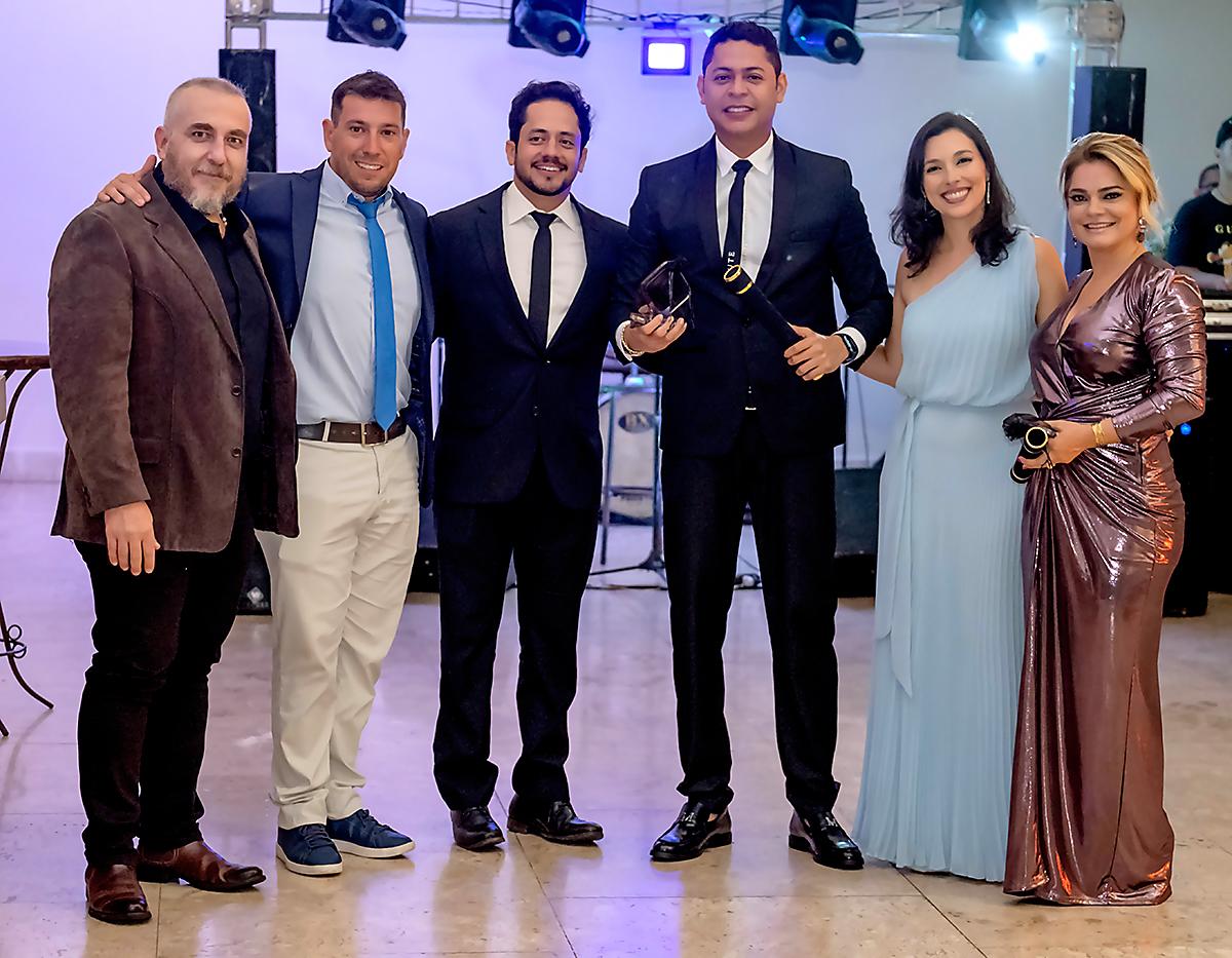 El Dr. David Linares recibe su titulación de postgrado en Dentística