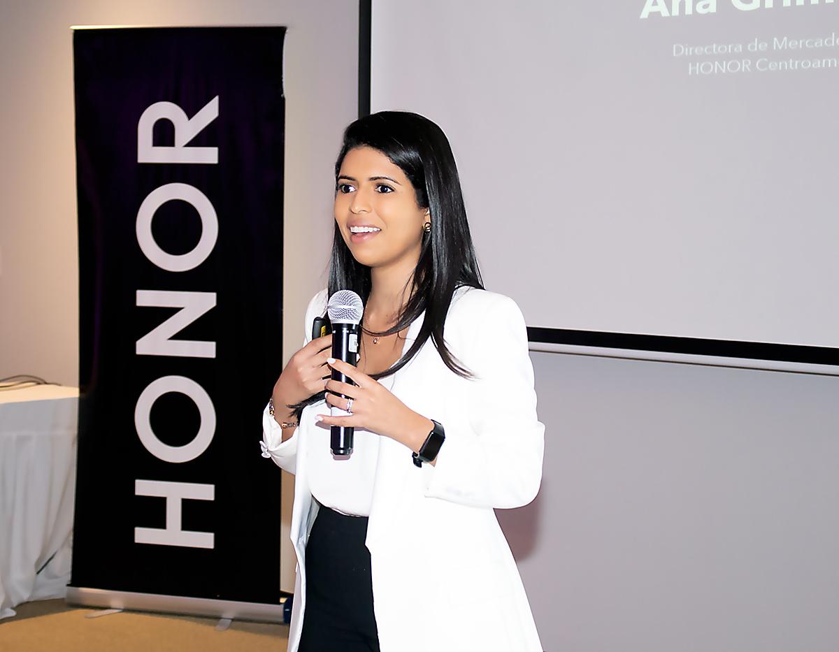 Ana Grimaldo, directora de mercadeo y relaciones públicas para Honor Centroamérica, durante su participación.