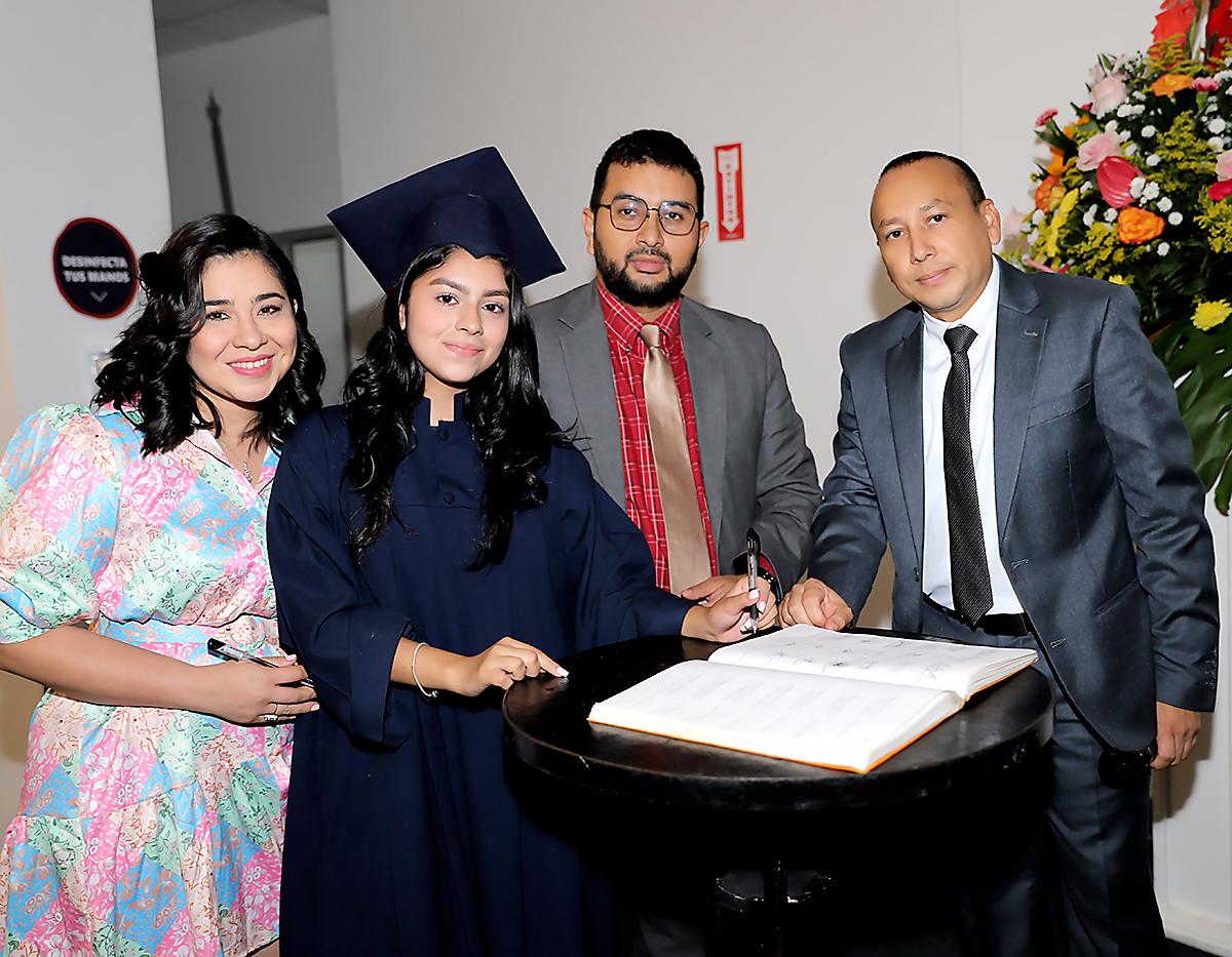 Karissa Carrasco, Sofía Menbreño, Douglas Membreño y Mr. Pedro Ortiz