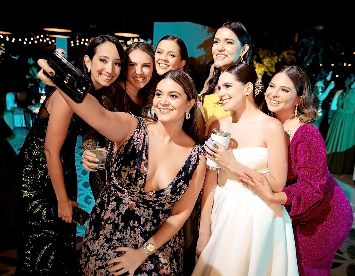 Victoria Izaguirre, Marcela Barralaga, Ana Caceras, María José Tefel, Michelle Laitano, Andrea y Gabriela Matamoros