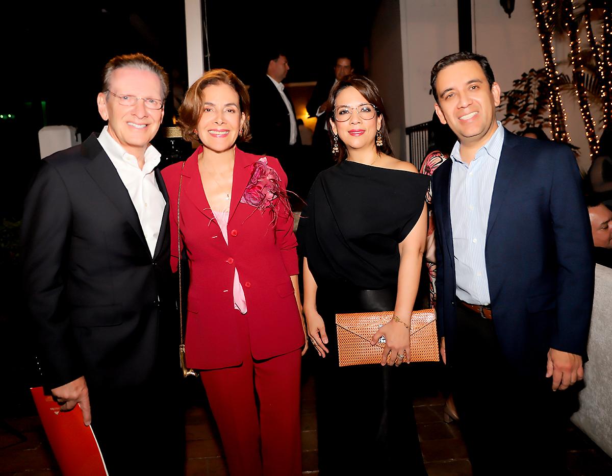 Fredy y Elisa Nasser junto a Rosalpina Rodríguez y Euripides Cálix. 