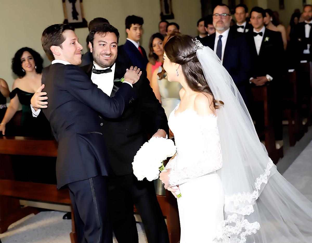 Un feliz y enamorado novio Paolo al momento de recibir a la novia 