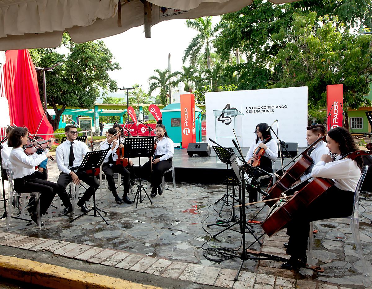 Alumnos de la Orquesta de Cámara de la Escuela Victoriano López de San Pedro Sula.
