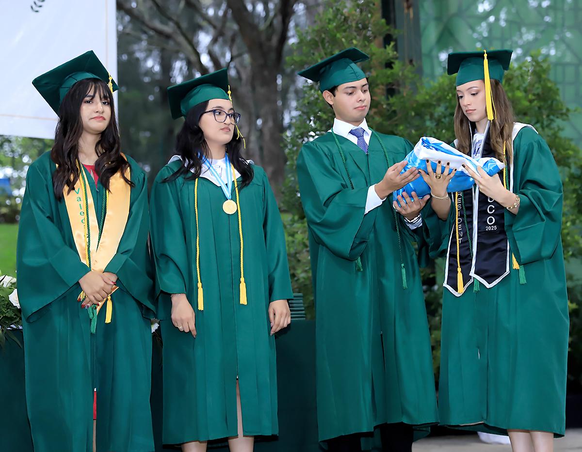 Ariana Martínez, Génesis Maldonado, Cristian Vargas y Camila Sorto.