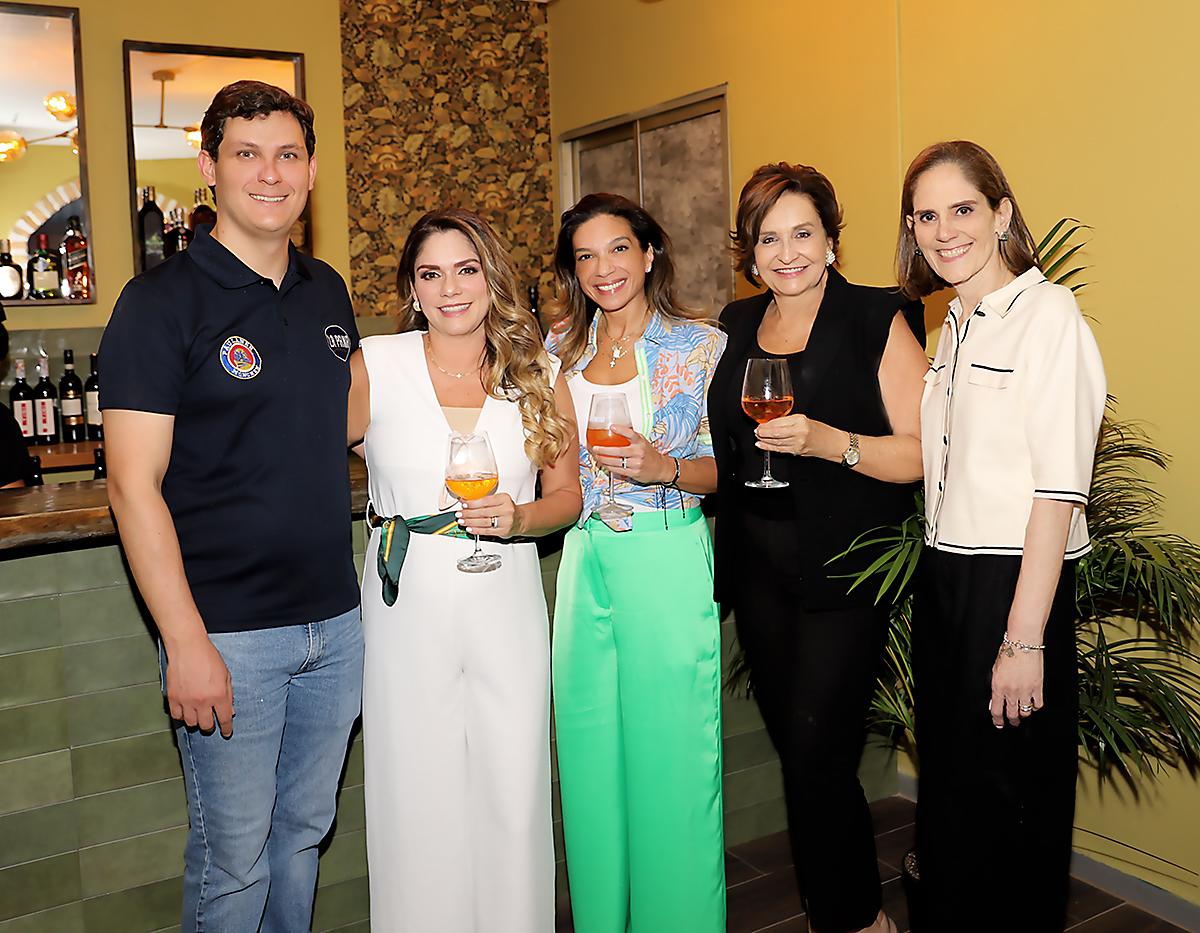 Vicenzo Balletta, Suyapa Balletta, Natalia O’neill, Lisa Hilsaca y Assunta Balletta.