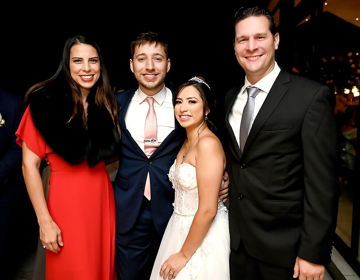 Estephany y Caleb con Ana Rocío y Michael Peabody