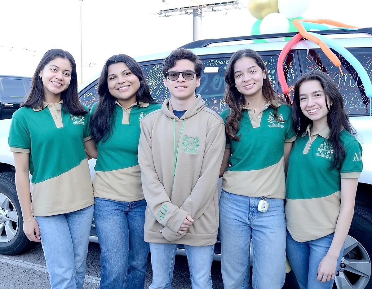 Camila López, Camila Regalado, Adrián Aguilar, Daniela Benítez y Alessandra Castillo.