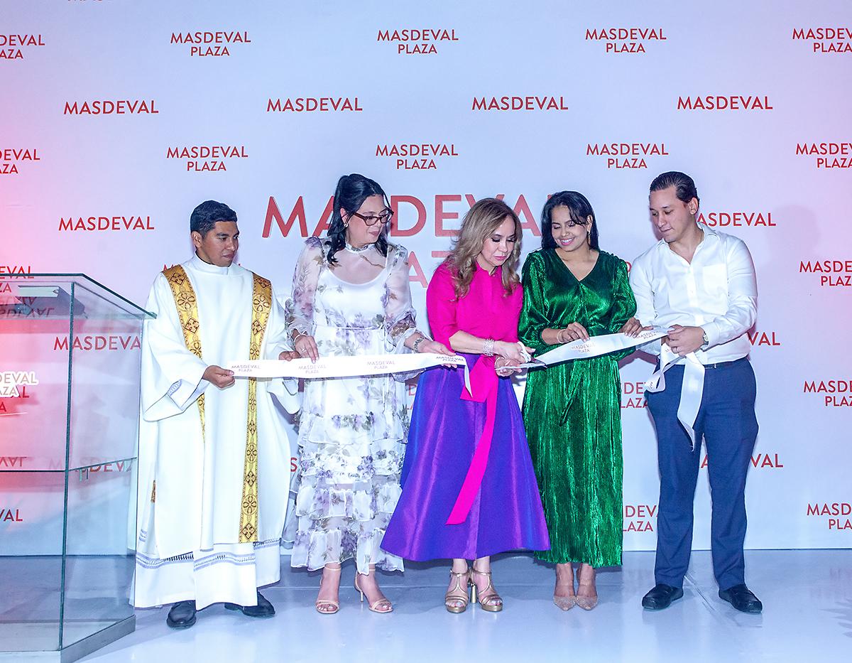 El diácono Noe Hernández, Claudia Mcnab, Laura Blanco, Karen Méndez y Carlos Mendoza, al momento de realizar el tradicional corte de cinta.