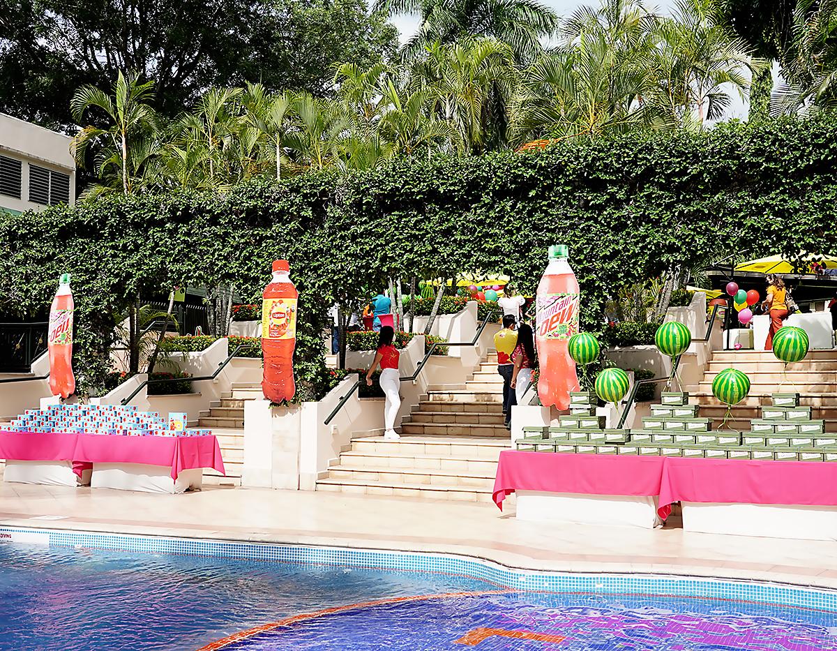 Así lució la entrada al evento de las marcas Lipton y Mountain Dew en el jardín del hotel Hilton Princess.