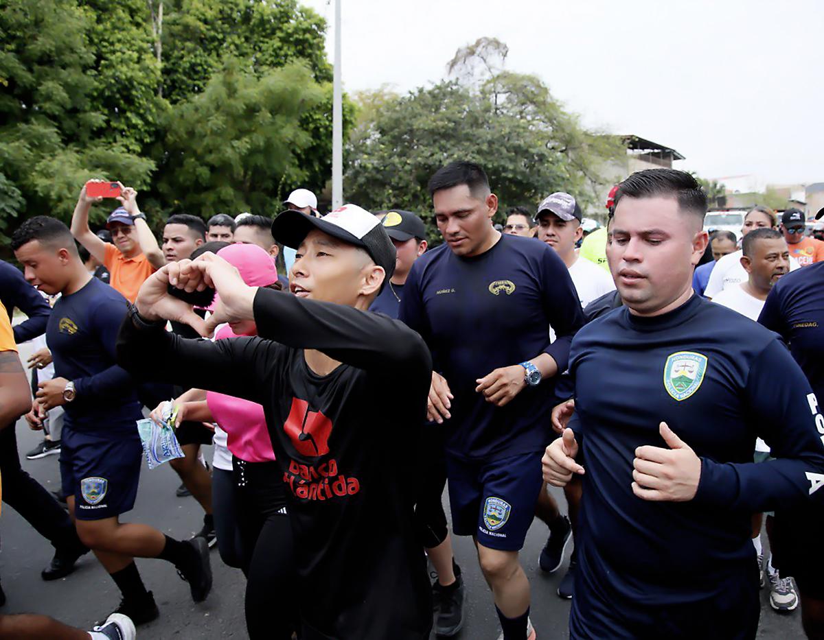 Shin Fujiyama llega a Tegucigalpa en carrera para recaudar fondos para escuela