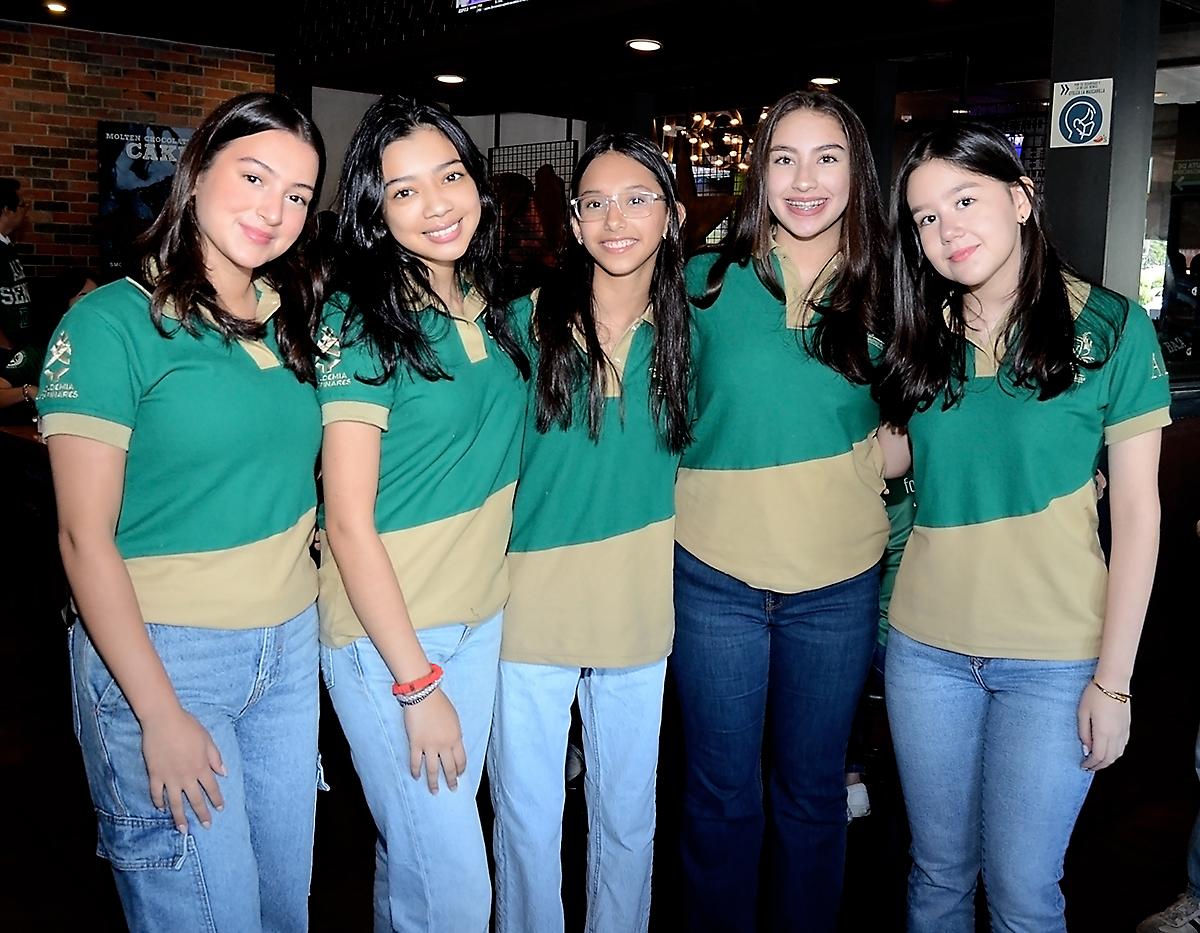 Isabella Lardizabal, Ana Hernández, Indhira Martel, Arianna Falck e Indhira Chico.