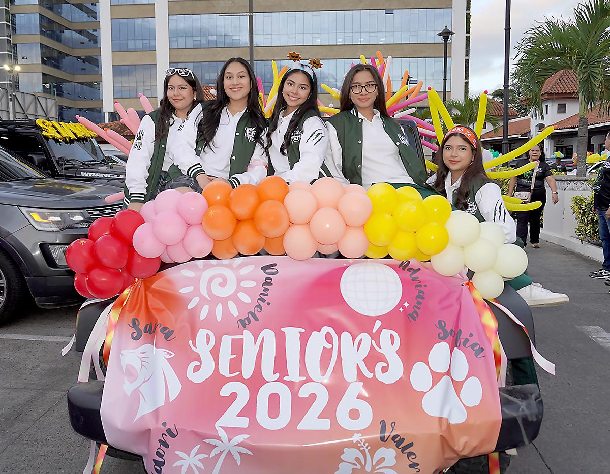 Last first day! Con una colorida y animada caravana, los seniors 2026 de Elvel School celebraron su último primer día de clases. Los alumnos se reunieron en el Boulevard Suyapa de Tegucigalpa para dar inicio a esta gran aventura. Después, se movilizaron a su querida escuela, donde fueron recibidos con aplausos, música y mucha alegría.