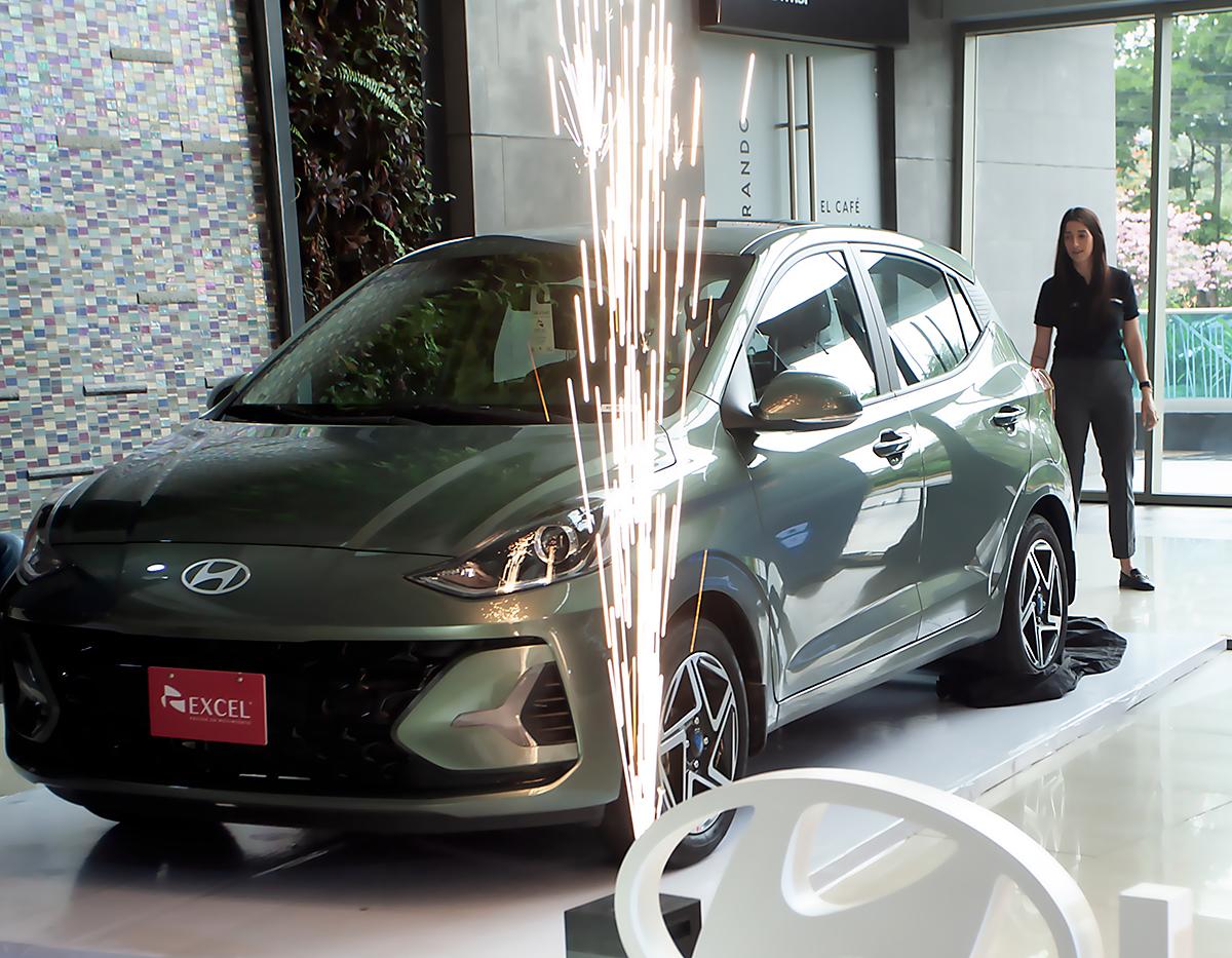 El Hyundai Grand i10 Hatchback en color negro.