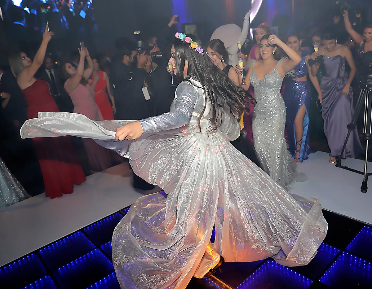 La bailarinas de Chepe Show se sumaron a la pista en un espectáculo de fantasía con abanicos XL