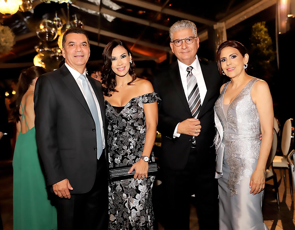 Elvin y Marcela Santos con Arturo y Karla Vijil
