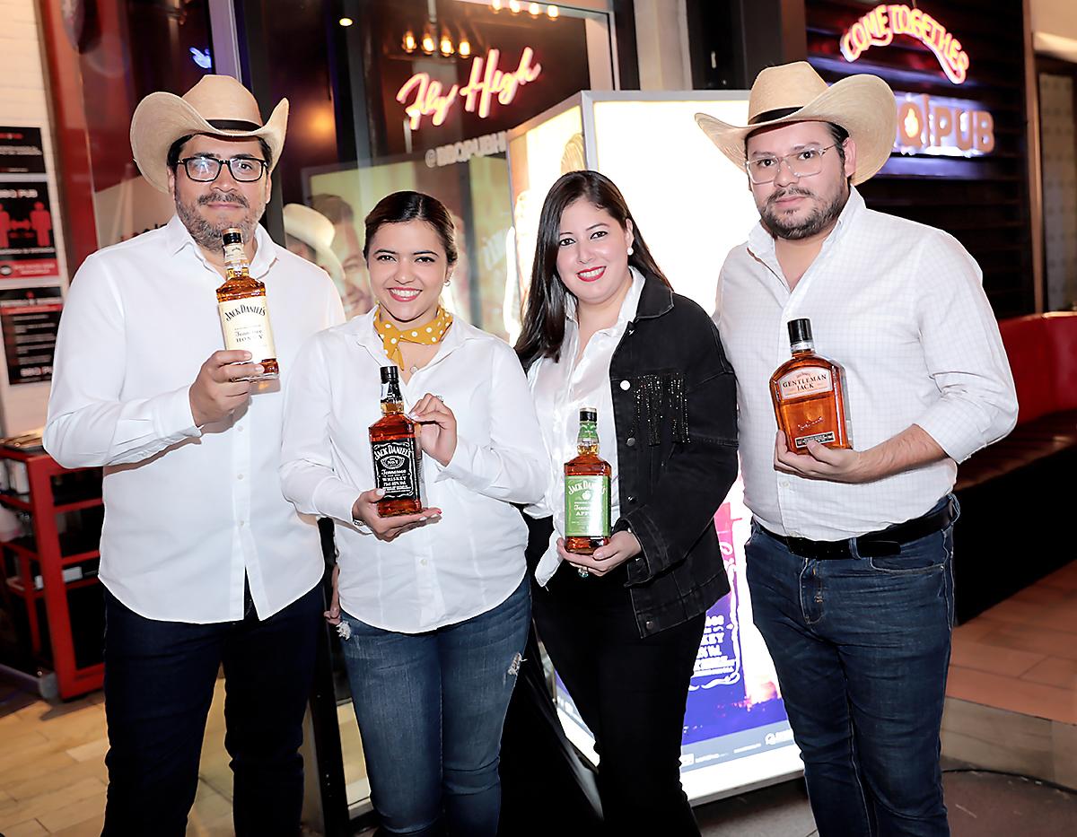 Gabriel Irías, Gabriela Molina, Ana Lucía Villeda y José Mejía. 