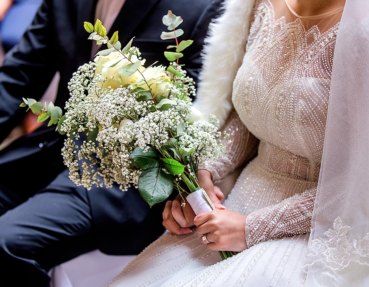 Un delicado bouquet compuesto de flores: Eukalyptus Gypsophila, rosas blancas y pequeñas flores alpinas