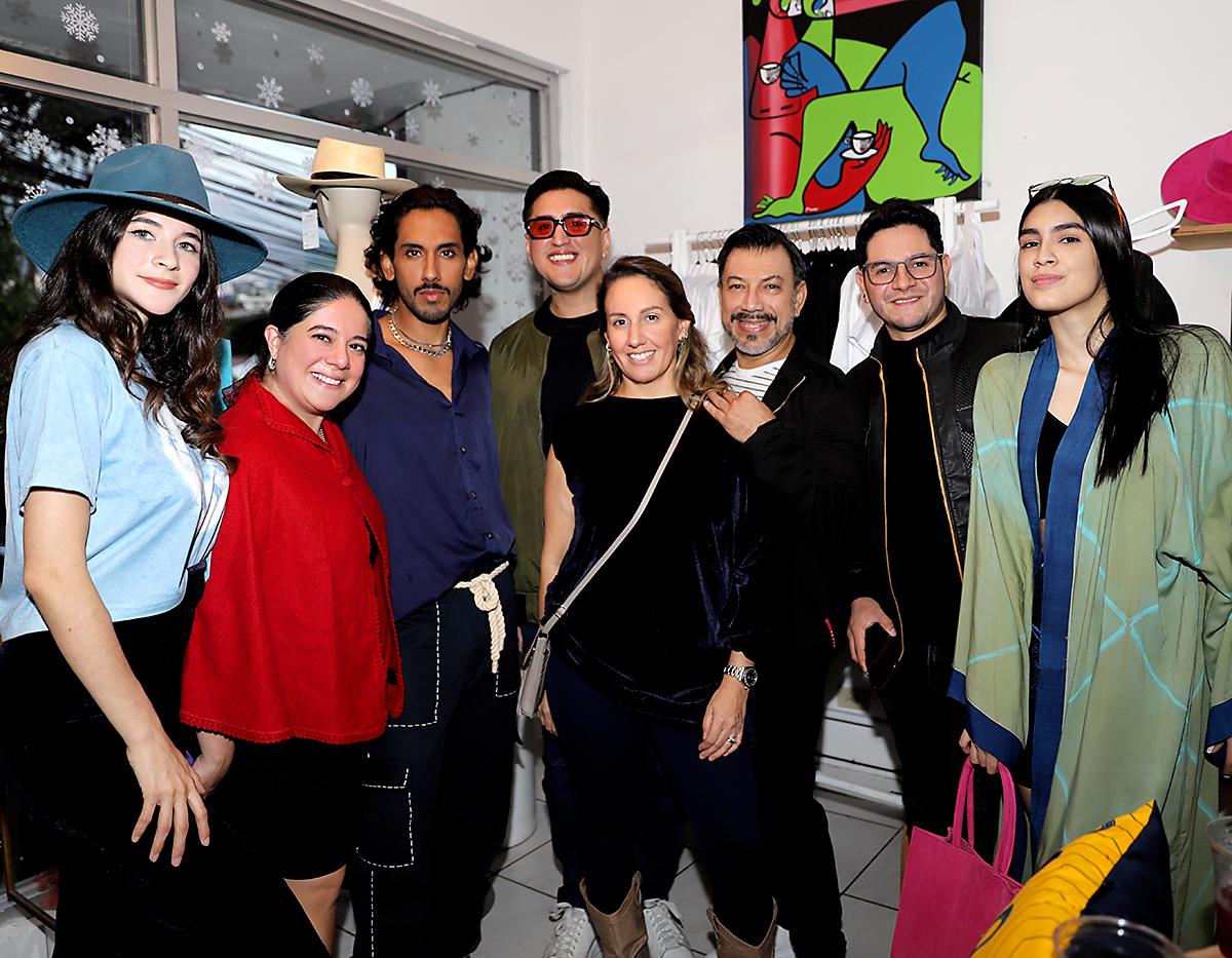 Brenda Arguedes, Diana Martínez, Luis Guillén, José Vargas, Gabriela Zelaya, Yoyo Barrientos, Don Camazots y Paola Cabrera durante el coctel navideño de Canvas, concpet store donde el público descubrió diversas y originales propuestas de diseñadores hondureños