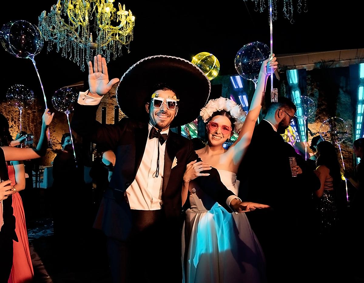 Los felices novios disfrutaron del alegre carnaval 
