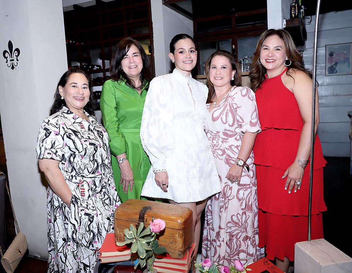 Las anfitrionas de la ocasión fueron Reina Rivera de Ardón, Karen Uclés de Chinchilla, Gaby Salazar y Marcella Salazar de Padilla, quienes se esmeraron en crear una celebración elegante y memorable para Allison.